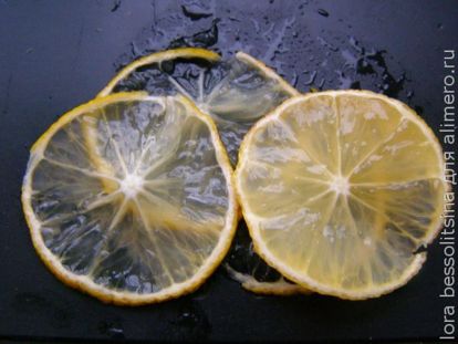 карп с овощами, слайсы лимона
