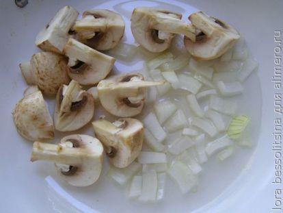 грибной суп-пюре, жарим грибы и лук