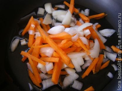 лук и морковь жарятся