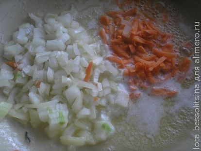 лук и морковь жарятся