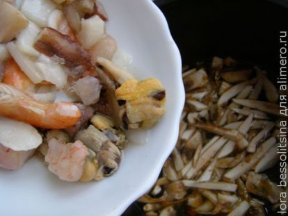 варим грибы и морепродукты