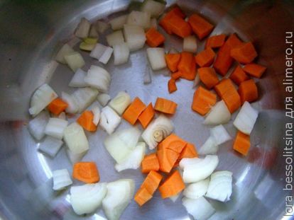 лук и морковь в кастрюльке