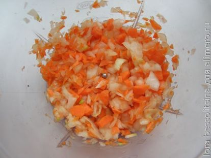 промелем лук и морковь