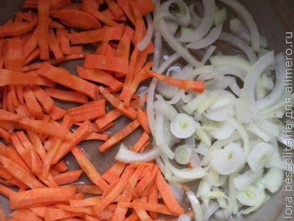 жарим лук и морковь