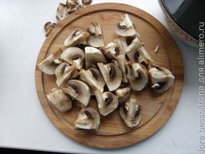 грибы нарезаны