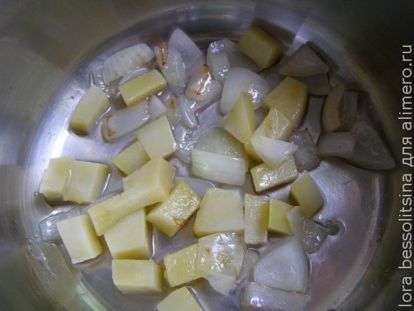 обжарим лук и ломтики картошки