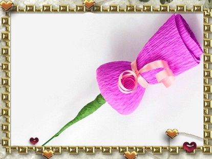 Почти посерединке скрепите каждый бутончик розовой ленточкой. Почти посерединке скрепите каждый бутончик розовой ленточкой.