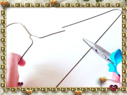 Для начала отделите плоскогубцами часть металлической вешалки. Для начала отделите плоскогубцами часть металлической вешалки.