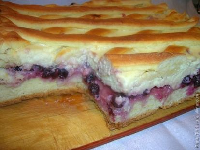 Вкусный пирог с творогом и ягодами из дрожжевого теста