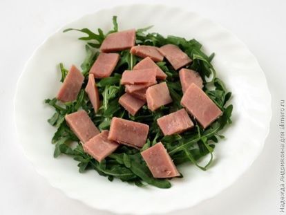 Салат с ветчиной, сухариками и листовым салатом