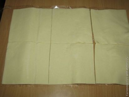Украшение торта наполеон клубникой. 6b5637 wmark. Украшение торта наполеон клубникой фото. Украшение торта наполеон клубникой-6b5637 wmark. картинка Украшение торта наполеон клубникой. картинка 6b5637 wmark. Здесь есть пара маленьких секретов: терку и миску нужно предварительно отправить на несколько минут в морозилку, а крахмал перемешать с холодными желтками и уже только потом вливать горячее молоко, тогда крем не свернется и будет однородным. Торт можно украсить шоколадной стружкой или безе.