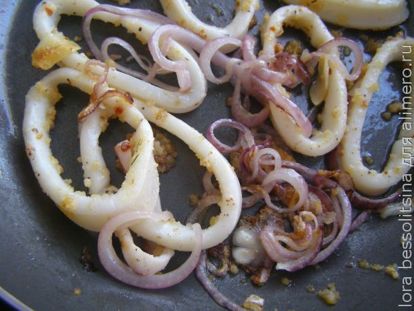 Приготовить жареные кальмары с луком – легко, быстро и просто