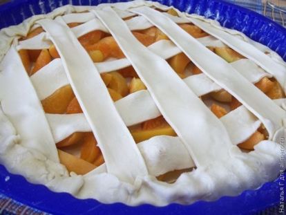 Пирог из слоеного теста со свежими абрикосами