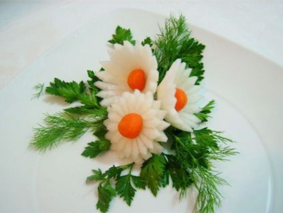 Эти очаровательные ромашки могут украсить любое мясное или рыбное блюдо, салат. Сделаны из редиса, моркови и зелени.