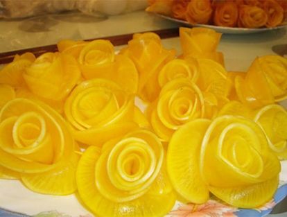 Эти розы сделаны из дайкона, окрашенного пищевым красителем. Вырезанные лепестки собраны в бутон и закреплены зубочистками.