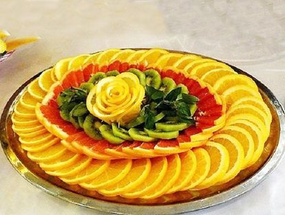 Жёлтый, красный, зелёный – жизнерадостное сочетание цветов. А украшение различных блюд, десертов, нарезок листьями мяты, базилика только приветствуется. Жёлтый, красный, зелёный – жизнерадостное сочетание цветов. А украшение различных блюд, десертов, нарезок листьями мяты, базилика только приветствуется.