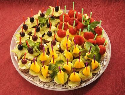 Можно сделать ставку на максимально мелкой и лёгкой закуске, с многообразием вкуса. Несколько маленьких кусочков фруктов нанизываются на шпажки. Можно сделать ставку на максимально мелкой и лёгкой закуске, с многообразием вкуса. Несколько маленьких кусочков фруктов нанизываются на шпажки.