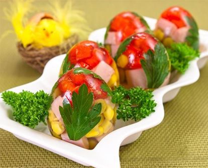 Заливные яйца – не только вкусное, но и очень красивое праздничное блюдо! Сюда подойдут все виды нарезки, колбаски, мяса. Замечательно будут смотреться внутри болгарские перцы, консервированные кукуруза и горошек, зелень. Заливные яйца – не только вкусное, но и очень красивое праздничное блюдо! Сюда подойдут все виды нарезки, колбаски, мяса. Замечательно будут смотреться внутри болгарские перцы, консервированные кукуруза и горошек, зелень.