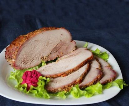 Буженина (окорок молодой свиньи). Хорошо натереть мясо сухими травами, различными пряностями и приправами, луком, натёртом на мелкой тёрке, или порезанными пластинками чеснока. Можно использовать розмарин, горчицу, имбирь. Буженина (окорок молодой свиньи). Хорошо натереть мясо сухими травами, различными пряностями и приправами, луком, натёртом на мелкой тёрке, или порезанными пластинками чеснока. Можно использовать розмарин, горчицу, имбирь.