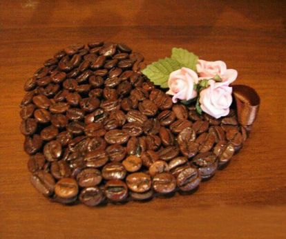 Любите кофе? Тогда кофейная подставка придётся вам по вкусу! А для того чтобы она выдержала тяжесть горшка, за основу нужно взять деревянную заготовку, а вот декорировать её уже зёрнами. Любите кофе? Тогда кофейная подставка придётся вам по вкусу! А для того чтобы она выдержала тяжесть горшка, за основу нужно взять деревянную заготовку, а вот декорировать её уже зёрнами.