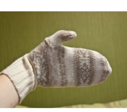 Аналогичным способом можно сделать из старого свитера варежки, причем из одного получится несколько пар для всей семьи! Аналогичным способом можно сделать из старого свитера варежки, причем из одного получится несколько пар для всей семьи!