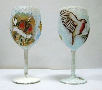 С помощью декупажа на стекле можно получить вот такие оригинальные бокалы. Их можно использовать во время романтического ужина.