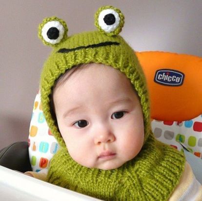 Ребятёнок-лягушонок :) Такая шапочка &ndash; отличный вариант для прохладной погоды. И, безусловно, она понравится и малышу, и окружающим.