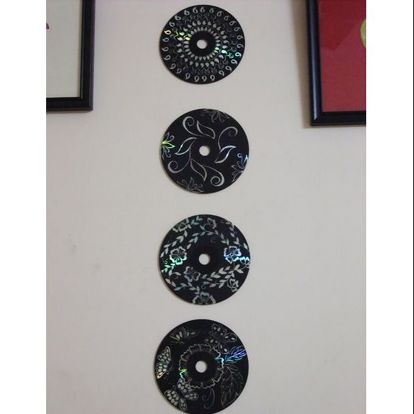 Декорированные таким образом диски могут служить элементом композиции или самостоятельным украшением для стен.