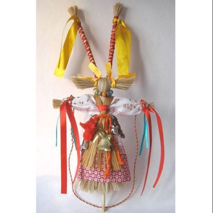 Известно, что святочная кукла оберег Коза является символом жизненной силы. Одежда такой куклы, как правило, должна быть праздничной с различными обрядовыми предметами: бубенцами, дудочками, колокольчиками и т.д.