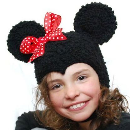 Насколько я помню, девушку Микки Мауса зовут Минни. Именно её образ воплощён в этой шапке с ярким бантиком.