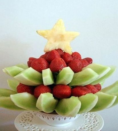Небольшая фруктовая красавица, состоящая из двойных ярусов и украшенная звездочкой из ананаса.