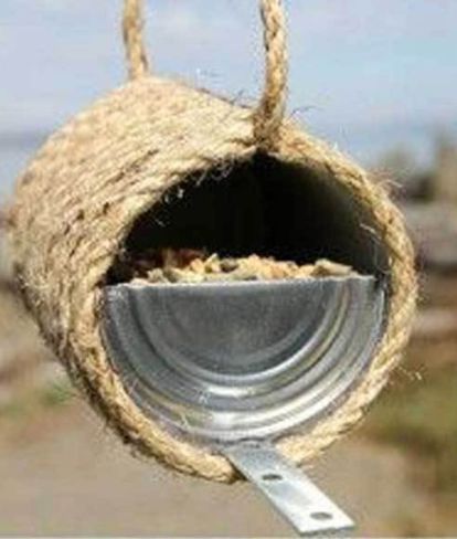 Даже стильную кормушку для птиц можно соорудить имея под рукой консервную банку и бечевку. Даже стильную кормушку для птиц можно соорудить имея под рукой консервную банку и бечевку.