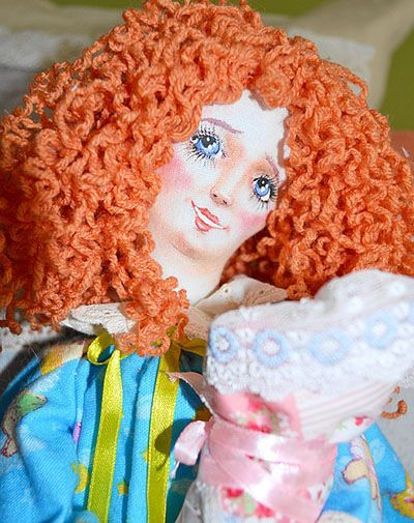 Кукла ручной работы, баюкающая своего малыша. Её платье сделано из мягкой фланели с принтом в виде ангелочков. Украшено кружевами. Кукла ручной работы, баюкающая своего малыша. Её платье сделано из мягкой фланели с принтом в виде ангелочков. Украшено кружевами.