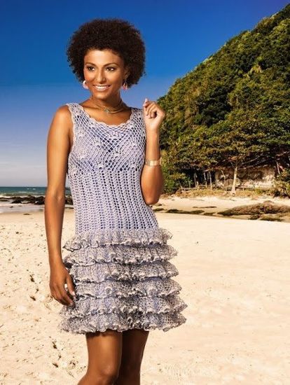 Интересный вариант летнего пляжного платья, связанного крючком. В данном случае для отделки используется ленточная пряжа.
