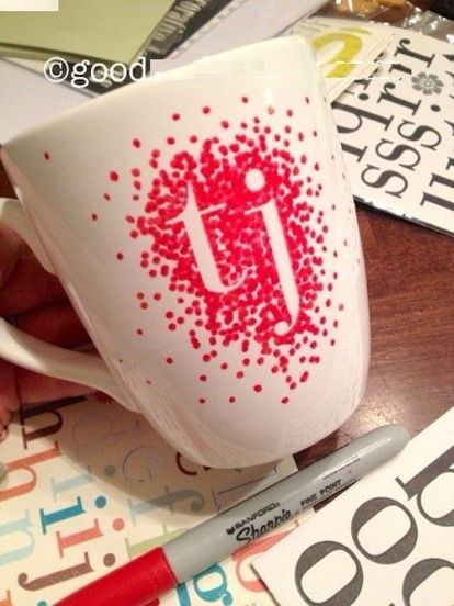 2. Кружка с монограммой. Этот подарок будет стоить менее 100 рублей. А для его изготовления понадобится лишь белая чашка и перманентный маркер. Если вы сомневаетесь в наличии у себя изобразительного таланта, используйте специальные наклейки для рисования. 2. Кружка с монограммой. Этот подарок будет стоить менее 100 рублей. А для его изготовления понадобится лишь белая чашка и перманентный маркер. Если вы сомневаетесь в наличии у себя изобразительного таланта, используйте специальные наклейки для рисования.