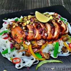 Азиатский салат с рисовой лапшой и курицей