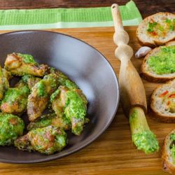 Хрустящие куриные крылышки  с соусом чимичурри