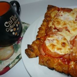 Пицца на слоеном тесте с сыром моцарелла