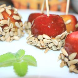 Детский десерт — вкуснющие яблоки в карамели с семечками на шпажках