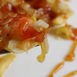 Удивительный десерт — солёные яблоки с луком под карамелью