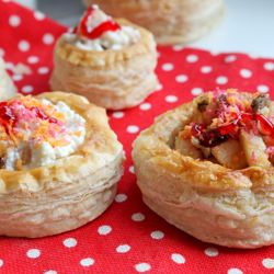 Волованы для праздничного стола или просто для вкусного перекуса – два варианта начинки