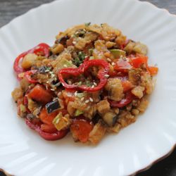 Этот сытный яркий салат весной и витаминами напитает, и сил придаст - простой и быстрый рецепт