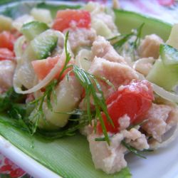 Для весенней поры такая еда – в самый раз: рецепт вкусного салата с авокадо, овощами и печенью минтая