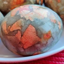 Те, кто увидит пасхальные яйца, покрашенные этим способом, не поверят, что тут обошлось без кисти и красок