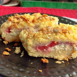 Вкуснющий пирог наподобие королевской ватрушки – рецепт выпечки с клубникой в мультиварке