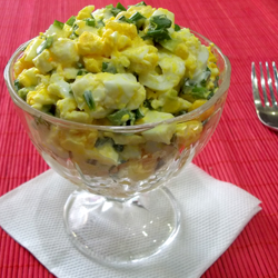 Салат с луком и яйцом пашот