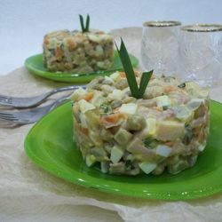 Самый вкусный пикантный салат с копченым куриным окорочком