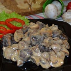 Куриные сердечки с грибами в сливочном соусе