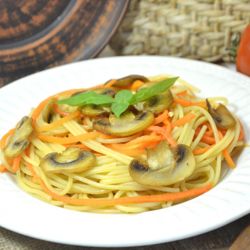 Вкусный ужин из спагетти, грибов и морковки по-корейски