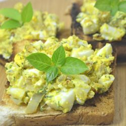 Закуска для пикника — пикантные гренки с яично-луковым салатом